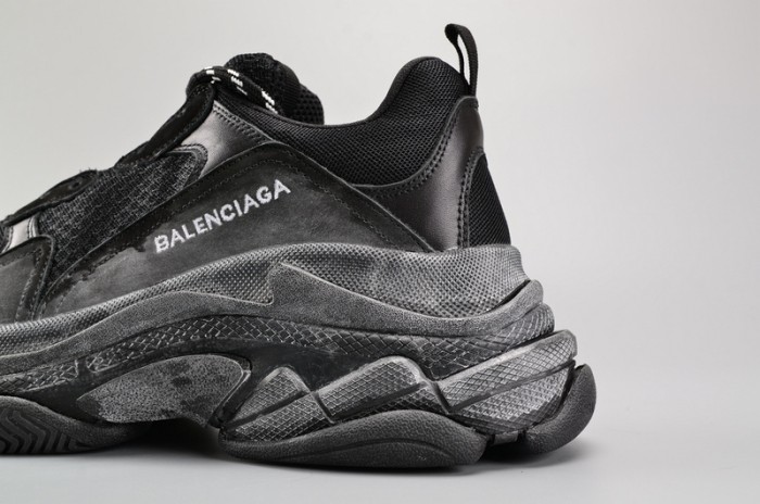 BL BLACK TRIPLE S TRAINER W06G01001
