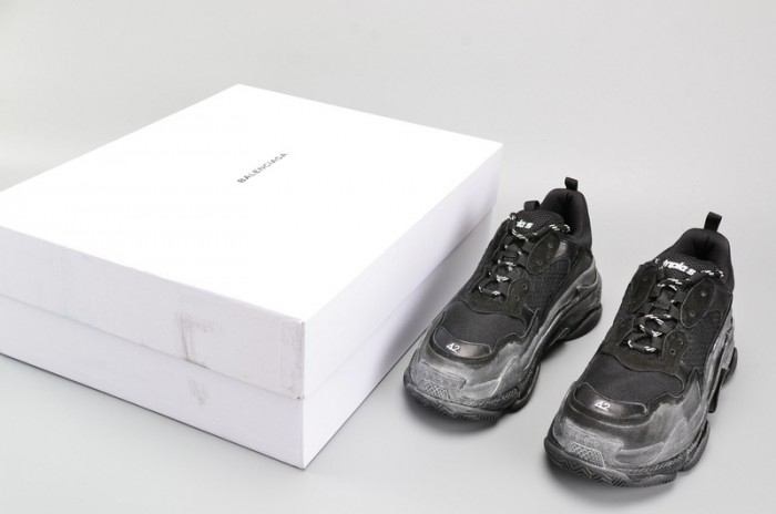 BL BLACK TRIPLE S TRAINER W06G01001